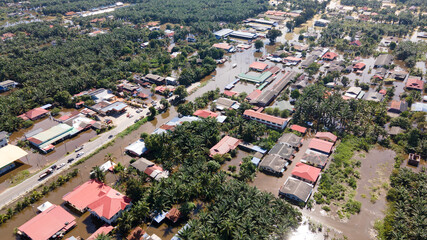 Obraz premium AERIAL TOP DOWN FOOTAGE OF MALAYSIA AFTERMATH BIGGEST FLOOD COVERING MAJOR AREA IN SELANGOR AND KLANG VALLEY. IT SIDE IMPACT FROM THE RAI TYPHOON. 