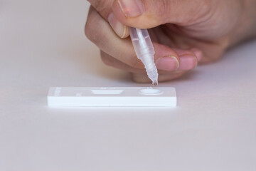 gros sur personne entrain de réaliser un auto-test pour le dépistage de la covid 19