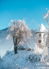 Burgturm in Winterlandschaft 