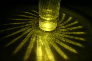 Copa o vaso para vino texturado, iluminado con luz de neòn amarilla, forma una bonita ilustraciòn...