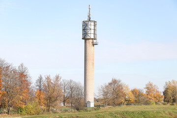 Obraz premium Autumn landscape view with an old watertower.