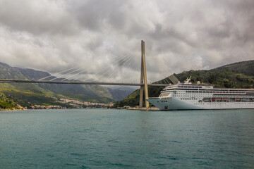 Fototapeta premium Franjo Tudman Bridge and a cruise ship near Dubrovnik, Croatia