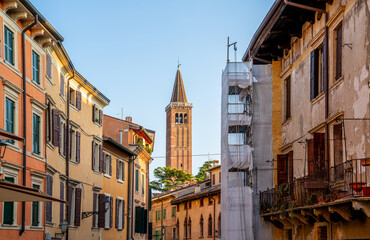 Fototapeta na wymiar Street scene in the city center of Verona, Italy 