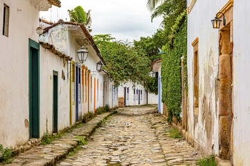 Fototapeta na wymiar Old streets of the famous city of Paraty on the coast of the state of Rio de Janeiro and founded in 1667 with its colonial-style houses and cobblestones