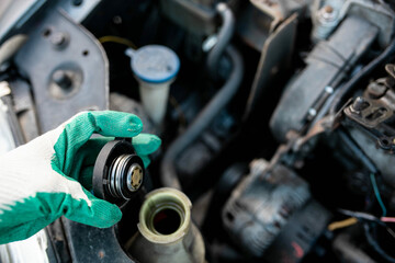 checking the level of antifreeze in the coolant in the car, high pressure radiator caps.