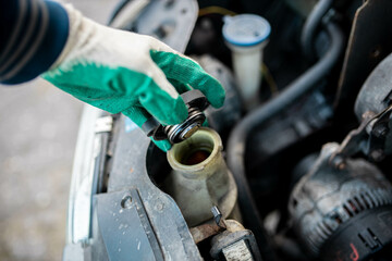 checking the level of antifreeze in the coolant in the car, high pressure radiator caps.