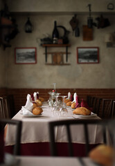 interior de restaurante acogedor con mesa servida preparada para degustar banquete con luz natural