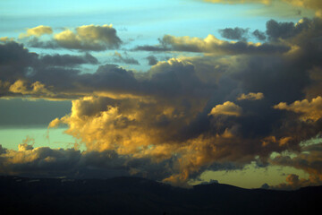 paisaje de nubes de colores al atardecer