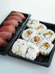 Bandeja con piezas variadas de sushi. California roll.