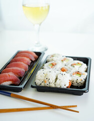 Bandeja con piezas variadas de sushi. California roll.