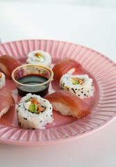 Plato con piezas variadas de sushi.