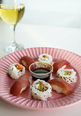 Plato con piezas variadas de sushi.