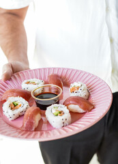 Plato con piezas variadas de sushi.