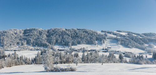 Fototapeta na wymiar Tief vershneite Winterlandschaft im Allgäu in Bayern