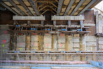 Brücke baustelle mit Verschalungen und Bohrungen