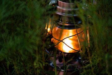 草むらでともるアンティークランタン