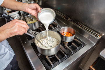 Chef en cuisine, poisson et crème, 