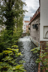 Blick an der Zirbelnuss-Kanal-Brücke zum Stadtbach in Augsburg