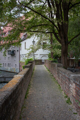 Fußweg an der Zirbelnuss-Kanal-Brücke in der Altstadt Augsburg