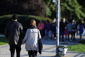 Para ludzi spaceruje w parku we Wrocławiu.