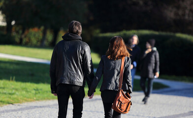 Para ludzi spaceruje w parku we Wrocławiu.