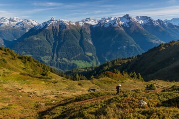 Tourist auf Wanderweg auf der Bettmeralp im Kanton Wallis, Schweiz