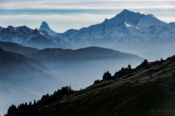 Die Walliser Alpen mit dem Matterhorn in der Schweiz - 479803559