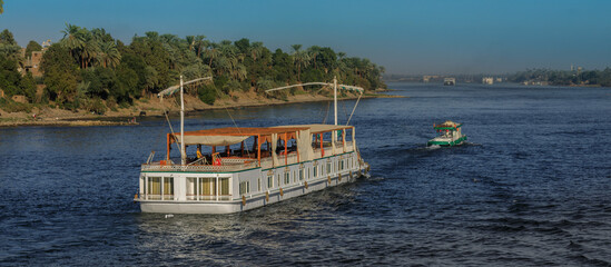 Passagierschiff auf dem Nil in Ägypten  wird von einem kleinen Schlepper gezogen, Panoramafoto