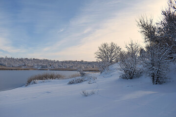 Fototapeta na wymiar Winter landscape: lake shore after snowfall.