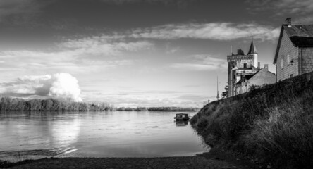 chateau au bord du fleuve