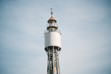 torre de agua y cielo
