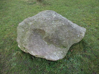 Stein im Gras