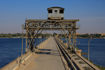 Schleuse am Nil in Ägypten, Nilkreuzfahrt