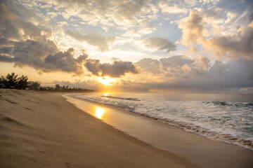 Linda vista do nascer do sol na praia do Recreio, no Recreio dos Bandeirantes, Rio de Janeiro, mostrando a areia quase intocada.