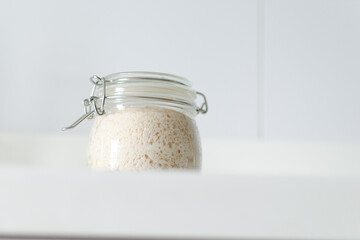 Tarro de cristal cerrado con masa madre fermentada