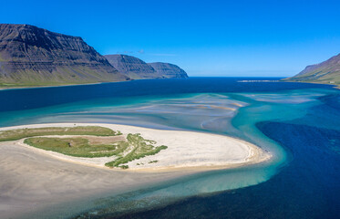 Aus der Vogelperspektive fast wie in der Karibik: Önundarfjörður ist ein Fjord in den Westfjorden, einer Halbinsel im Nordwesten von Island.