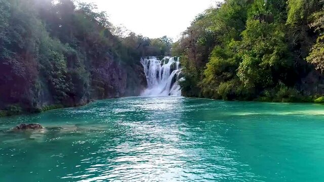 Rio color azul en M&eacute;xico