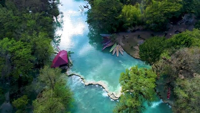 Rio color azul en M&eacute;xico