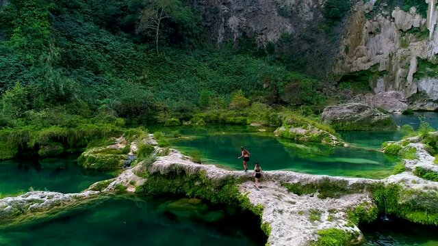 Corredoras cerca de rio color azul turqueza
