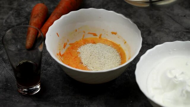 Place the ingredients in a bowl of grated carrots
