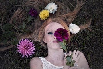 Naklejka premium modella fiori primavera madre natura ritratto modella 