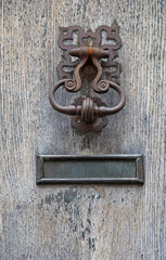 puerta con aldaba y buzón casa desaint-jean-pied-de-port, donibane garazi, pueblo vasco francés francia 4M0A9090-as22