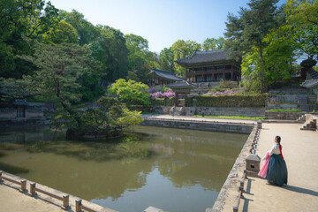 창덕궁 비원의 고운 한복차림 여성