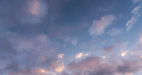 Obraz premium Beautiful sunrise sky with orange clouds. Sky background.