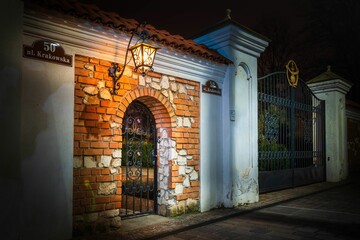 Świecące lampiony nad wejściem, bramą w nocy 