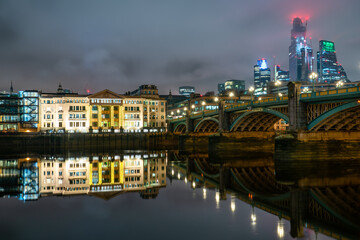 Fototapeta premium Southwark bridge and financial district of London at night. England