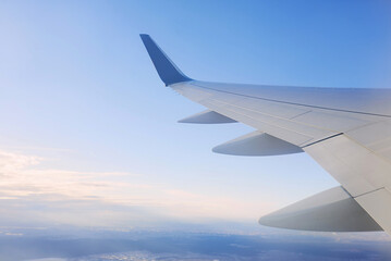 Obraz premium Wing of airplane in the sky. Travel and transportation concept