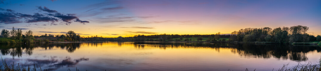 Obraz premium Willen lake sunset panorama in Milton Keynes. England