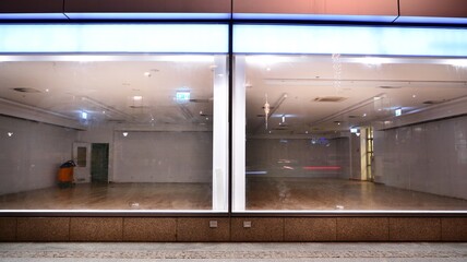 Shop to let sign due to closed business © Grand Warszawski