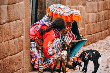 Fototapeta na wymiar peru costumbres mujeres peruanas sombrero naranja viajes peru